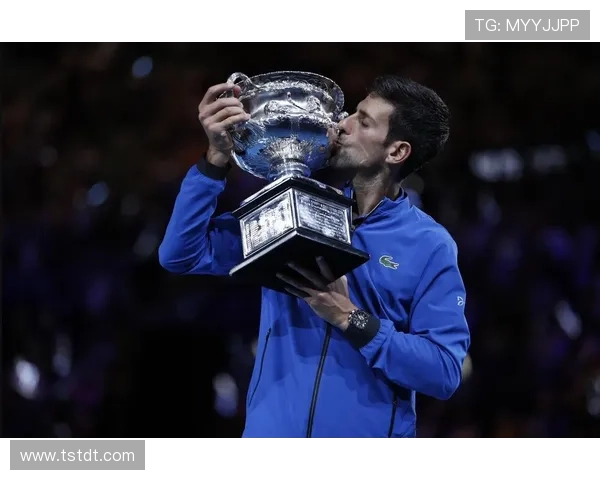 德约科维奇再创传奇时刻强势夺冠掀起网坛新一轮竞争高潮