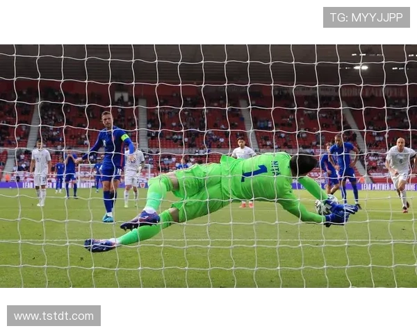 以斯温登俱乐部为核心探讨英格兰足球历史与未来发展的多维视角 以斯温登俱乐部为核心探讨英格兰足球历史与未来发展的多维视角