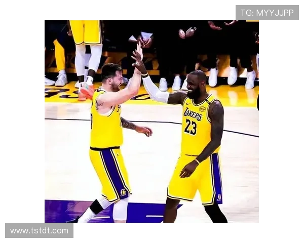 詹姆斯领衔湖人迎战勇士 新赛季NBA焦点对决即将上演