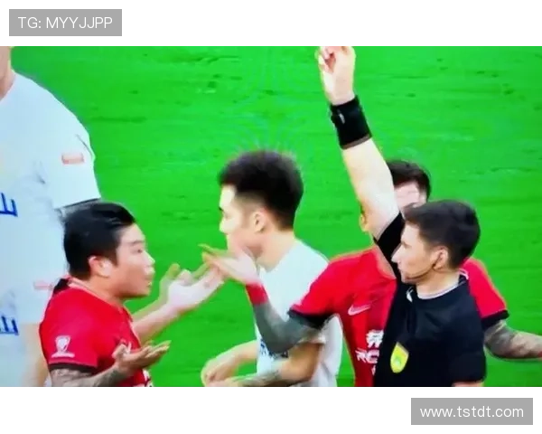 中国篮球队逆袭战胜澳大利亚，成功晋级世界杯四强，球迷热烈欢呼