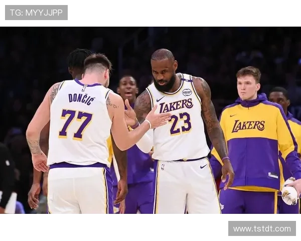 詹姆斯领衔湖人调整阵容冲击季后赛西部格局再起波澜新赛季前景引关注